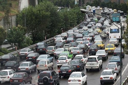 ترافیک مسیرهای غربی و شرقی به سمت مرکز شهر تهران سنگین است