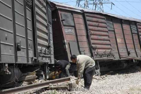 قطار خارج شده از ریل، در مسیر فرعی است، بار قابل اشتعال نیست
